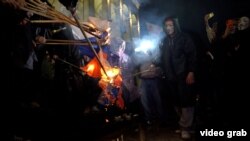 Протестующие сожгли флаг России на акции у парламента Грузии, 15 июня