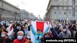 Nyugdíjasok tüntetnek Lukasenka ellen 2020. október 18-án.