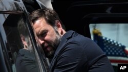 Vicepreședintele american, JD Vance, urcând în mașină după ce a vizitat mausoleul Taj Mahal, în orașul Agra, pe 23 aprilie, în timpul vizitei sale în India.