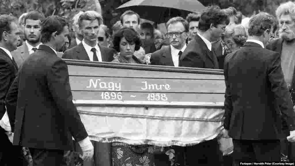 „36 éve ilyenkor már túléltük az exhumálás borzalmait, szörnyű titkokra derült fény nagyapám kivégzésével és elföldelésével kapcsolatosan a 301-es parcellában. (...) Én magam (a temetői tapasztalatok, az akkor „mélyülő” ismereteim után) leginkább csak az igazságtétellel, a temetéssel voltam elfoglalva. Őszintén szólva akkor nem igazán láttam bele a '89 előtti hatalom bugyraiba, azóta rengeteget tudhattam meg (kellett megtudnom) a rendszer valódi működéséről.” – mondta később Jánosi Katalin festőművész, Nagy Imre unokája, az 1990-ben Nagy Erzsébet által alapított Nagy Imre Alapítvány kurátora