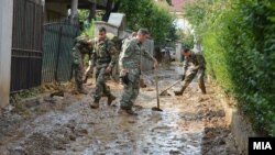 Архивска фотографија - АРМ помага по поплавите во Стајковци.
