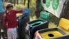 Angajații întreprinderii municipale Regia „Autosalubritate” participă la Festivalul Pădurilor, unde le arată copiilor cum să sorteze corect deșeurile și în ce tomberon trebuie depus fiecare tip de deșeu.