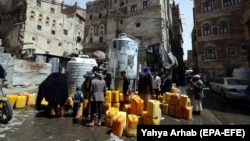 Stanovnici Sane u Jemenu skupljaju vodu u kanisterima na gradskom trgu (februar 2018)