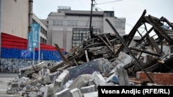 U postizbornoj noći između 24. i 25. aprila 2016. nepoznate osobe maskirane fantomkama pomoću bagera porušile su objekte u delu Savamale