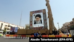 Raketa "Šahab-3", za koju se tvrdi da može nositi nuklearnu bojevu glavu, prikazana je pored portreta iranskog vrhovnog vođe ajatolaha Alija Hamneija u Teheranu 2019. 