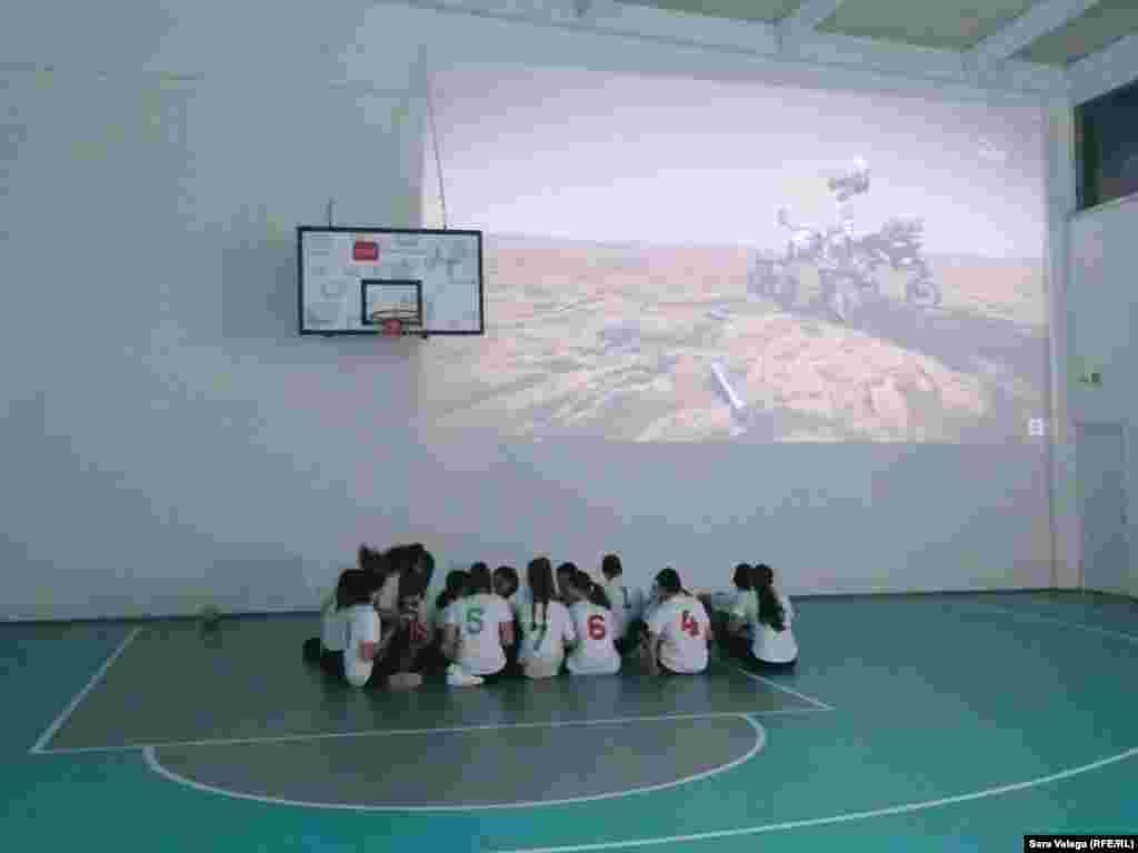 Prije javnog gledanja slijetanja rovera na krater Jezero, učenici su odigrali košarkašku utakmicu u čast ovom događaju.&nbsp;