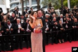 Daniella Pick și Quentin Tarantino, pozând la ceremonia de deschidere a festivalului de film de la Cannes, pe 13 mai 2025