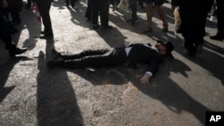 Un israelian protestează întins pe caldarâm împotriva recrutării Haredimilor, într-o intersecție din centrul Ierusalimului, pe 29 septembrie 2022, când guvernul a început demersurile pentru revocarea unor privilegii ale acestei comunități. 