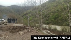 სამართალდამცველები კარვების აღების შემდეგაც დგანან სადავო ტერიტორიასთან