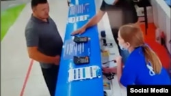 Скриншот видео инцидента, произошедшего в ТРЦ «Технопарк». Бишкек, август 2021 г.