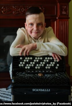 Roman cântă la acordeon, la fel ca tătăl său și mama ucisă în atacul rusesc