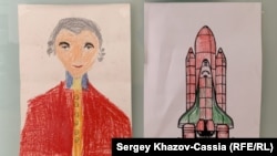 Crteži desetogodišnjeg Alekseja u njegovom stanu u Moskvi. Veruje se da se stanje ovog deteta sa smetnjama u razvoju brzo pogoršalo otkako su ga vlasti stavile u institucionalnu negu pošto su ga uzele od oca homoseksualca koji ga je usvojio.