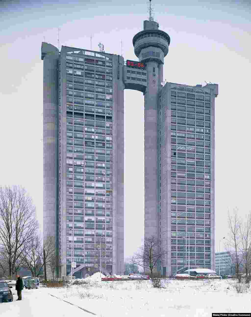 Кулата &quot;Генекс&quot; в покрайнините на Белград. Този стил в архитектурата, с типичния открит бетон, е популярен през 1950-те и 1960-те години в Югославия.