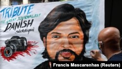 Az indiai fotóriporter portréját fejezi be éppen egy művész Mumbai egyik művészeti iskolája előtt, miután Danish Siddiqui meghalt egy összecsapásban a tálibok és az afgán hadsereg között.