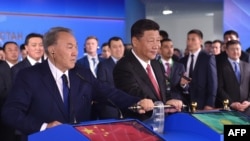 Президент Казахстана Нурсултан Назарбаев (слева) и президент Китая Си Цзиньпин (справа) на символическом открытии нового контейнерного сервиса, соединяющего Западный Китай с Западной Европой. Астана, 8 июня 2017 года. 