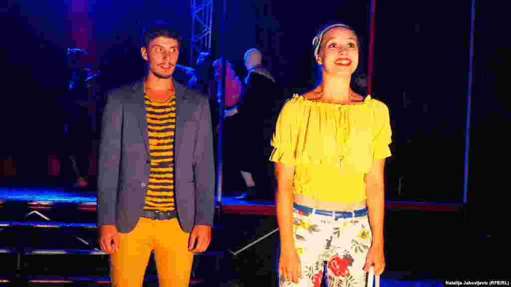 Mađarski nacionalni savet je u obrazloženju svog zahteva da se predstava zabrani naveo da&nbsp; adaptacija reditelja Roberta Lenarda ima &quot;prost i neprimeren rečnik&quot;. Vodeći političar Mađara u Srbiji Ištvan Pastor je takav zahtev podržao. Pastorova stranka Savez vojvođanskih Mađara (SVM) sestrinska je partija Orbanovom Fidesu u Mađarskoj i učestvuje u vlasti u Srbiji. 