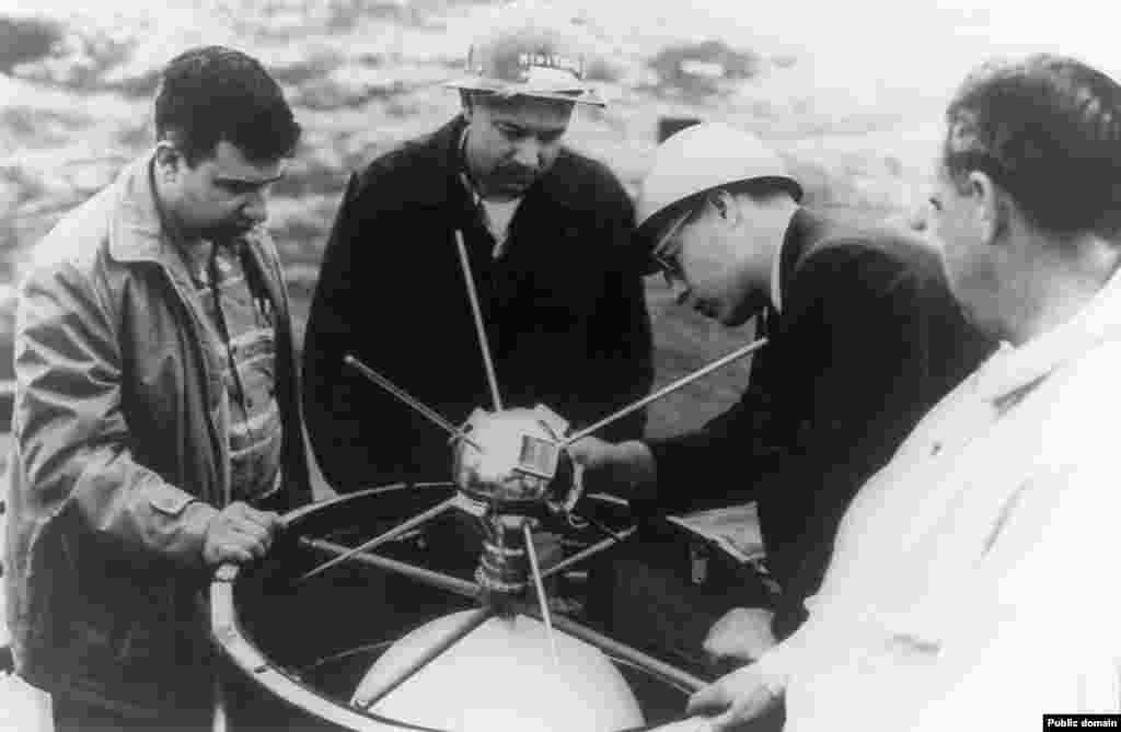 Спутник Vanguard устанавливают на ракету-носитель. Эта американская программа должна была уничтожить преимущество Советского Союза в космосе. СССР в тот момент готовился запустить Спутник 1. После двух неудачных попыток 1,5-килограммовый шар все-таки был выведен на орбиту в марте 1958 года. СССР запустил спутник в октябре 1957-го.&nbsp;