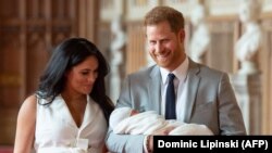 Princ Hari, njegova supruga Megan i sin