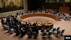 Членовете на Съвета за сигурност на ООН гласуват единодушно за продължаване на резолюцията относно Договора за неразпространение на ядрени оръжия в централата на ООН в Ню Йорк през юни 2015 г.