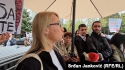 Jovana Janjušević na protestu ispred Skupštine Crne Gore