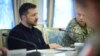 Украинскиот претседател Володимир Зеленски на состанок со Тиери Бурхард, началникот на францускиот воен штаб и неговиот британски колега во Киев.