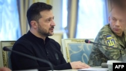 Ukrajinski predsjednik Volodimir Zelenski (lijevo) tokom sastanka s Thierryjem Burkhardom, načelnikom francuskog vojnog štaba, i njegovim britanskim kolegom u Kijevu.