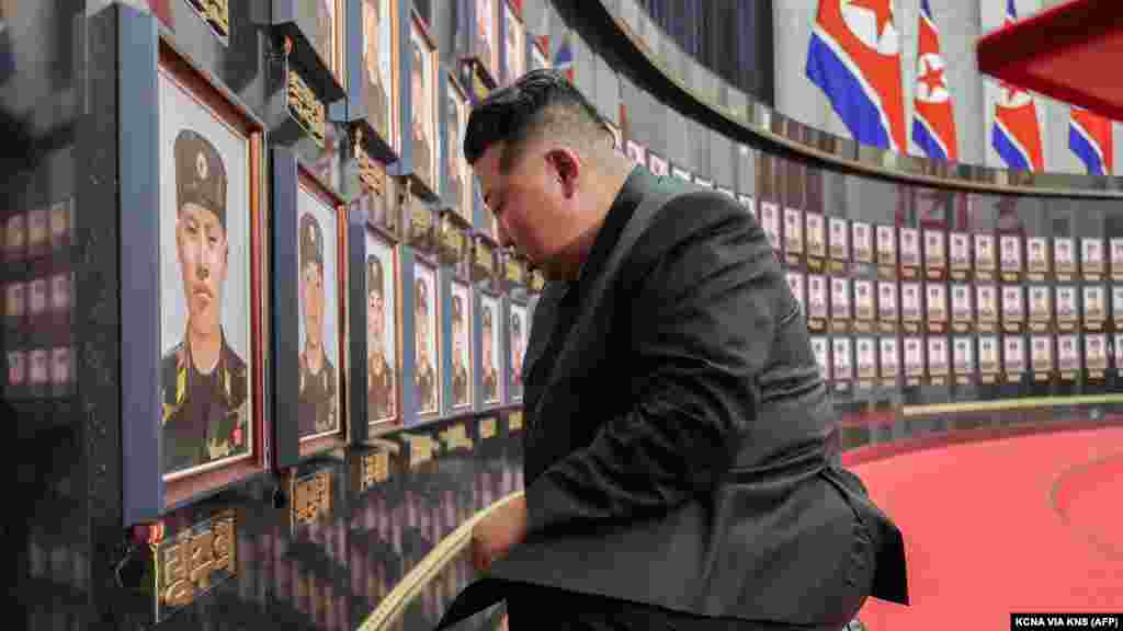 Kim Dzsongun Phenjanban az ukránok ellen harcoló 101 katona emlékfalánál. Dél-koreai hírszerzési jelentések szerint eddig mintegy 2000 észak-koreai katona halt meg a kurszki harcokban