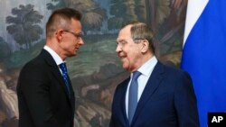 Szijjártó Péter magyar és Szergej Lavrov orosz külügyminiszter a moszkvai személyes megbeszélésüket lezáró sajtótájékoztató után, 2022. július 21-én