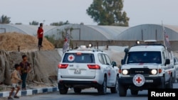 د سره صلیب چارواکي د اسراییلي یرغملو د سپارلو پرمهال (آرشیف)