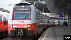 Voz Austrijskih federalnih željeznica (OBB) na stanici u Beču, arhivska fotografija