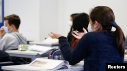 Izvještaj kaže da se uskoro očekuju podaci o sigurnosti iz studije obavljene na 300 dobrovoljaca između 6 i 17 godina