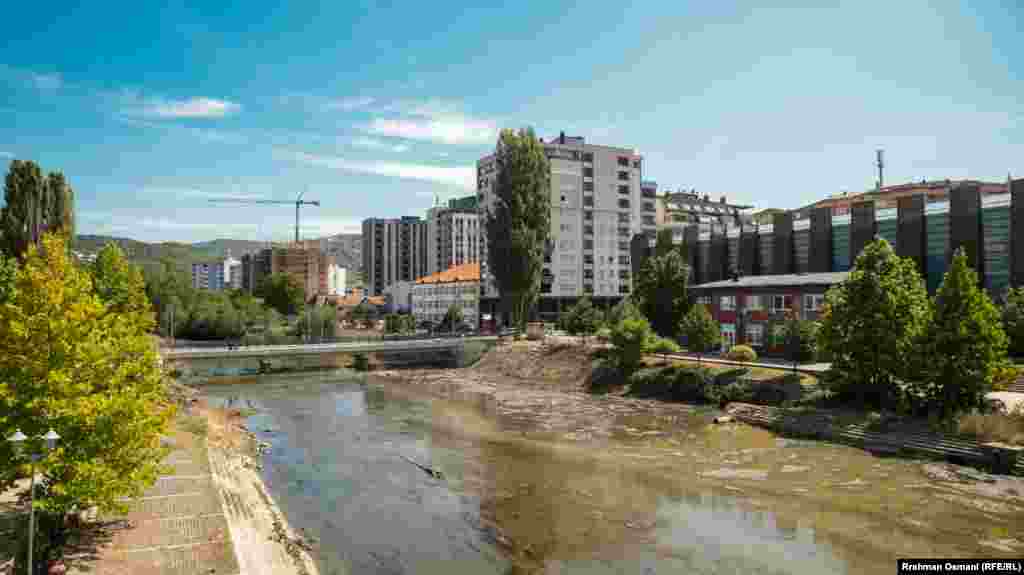 Qeveria e Kosovës ka thënë vazhdimisht se ndërtimi i urës së re dhe të një tjetre për këmbësorë ka për qëllim t'i lidhë këto dy qytete të ndara etnikisht që nga paslufta.