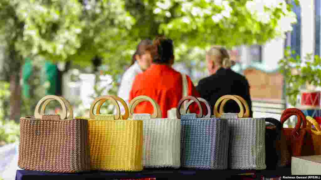 Në panair u ekspozuan edhe çantat e prodhuara në Kosovë.