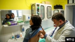 Deményi Zsolt háziorvos vizsgál egy hajléktalan nőt az otthontalanokat segítő Refomix Nonprofit Kft. Dobozi utcai nappali melegedő és éjjeli menedékhelyén lévő orvosi rendelőben, Debrecenben 2017. január 5-én.