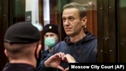 Alexei Navalnîi, activist anticorupție, în boxa acuzării