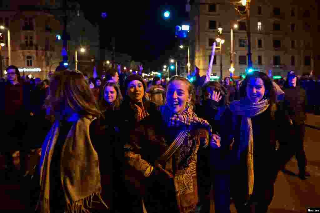 A tüntetés így a Jászai Mari téren ért véget.