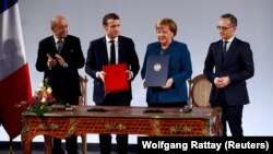 Макрон и Меркел, щастливи от подписания в Аахен договор