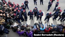 A tiltakozók eltorlaszolják a parlament garázsának bejáratát, amikor az Országgyűlés az Alaptörvény 15. módosításáról szavaz Budapesten, 2025. április 14-én