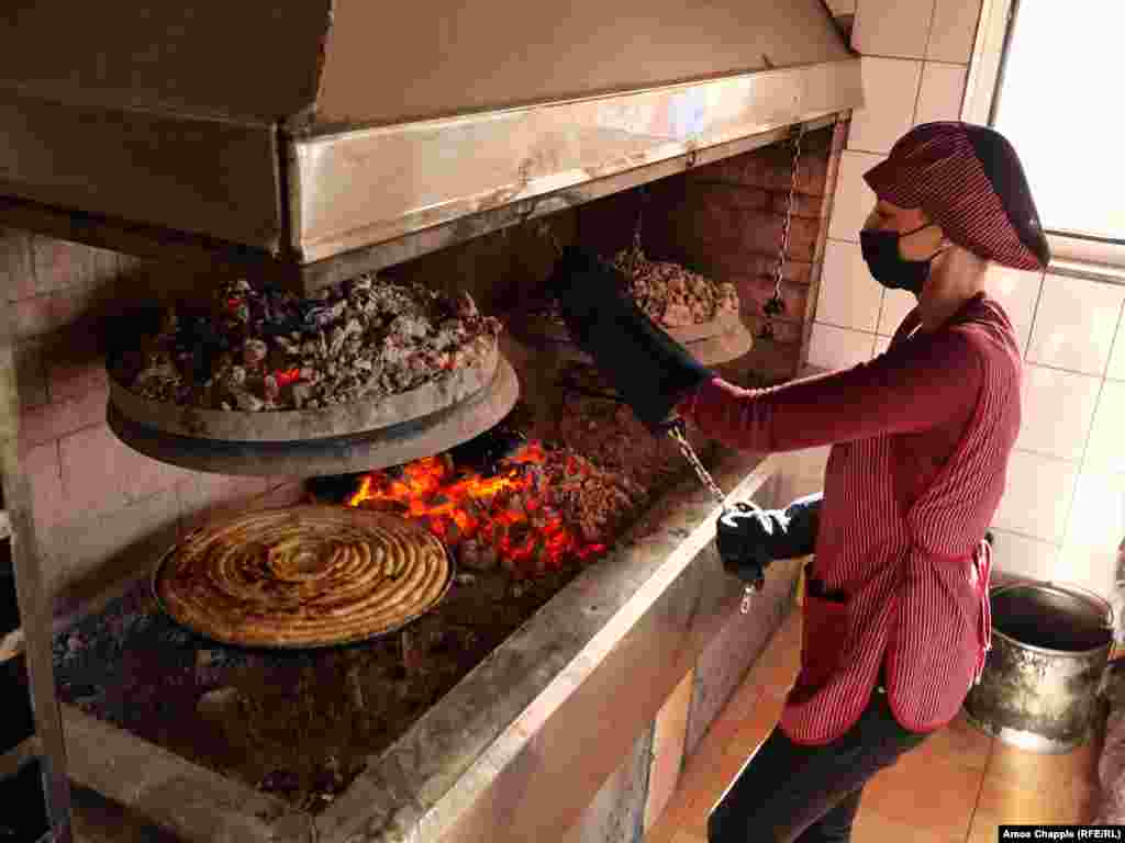 Žena u mostarskom bošnjačkom predgrađu peče burek. &nbsp; Irman, radnik u centralnom Mostaru, rekao je za Radio Slobodna Evropa da je &quot;uzbuđen&quot; što će moći da glasa na lokalnim izborima prvi put nakon više od decenije. Kaže da je najhitnije pitanje nakon poboljšanja ekonomije borba protiv nacionalizma: &quot;Ne možemo raditi na drugoj strani grada. Možda dobijete jednostavan posao konobara, ali za bolji posao mnoge veće kompanije žele znati da li ste Bošnjak ili Hrvat&quot;.