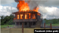 მიუხედავად იმისა, რომ ბრალდებულების სახლს პოლიცია 2 დღის განმავლობაში იცავდა, შენობაში შეღწევა და ცეცხლის გაჩენა მათ მაინც შეძლეს.