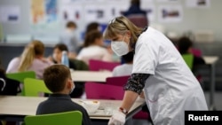 Cea mai mare parte dintre români își duc copiii la grădiniță, arată un sondaj realizat printre părinți.