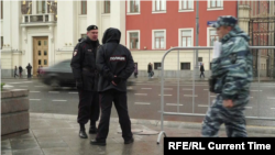 Polițiștii ruși „vânează” imigranți în stradă pentru a-i convinge să se înroleze în armata rusă pentru a lupta în Ucraina (imagine-simbol)