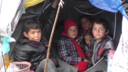 Стотици бегалци заглавени меѓу Македонија и Србија