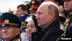 Рускиот претседател Владимир Путин ја гледа воената парада по повод 77-годишнината од победата над нацистичка Германија во Втората светска војна, на Црвениот плоштад во центарот на Москва, Русија, 9 мај 2022 година.
