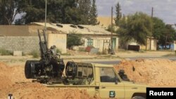 Vozilo Gadafijeve vojske vidi se iz autobusa na putu između Tripolija i Bani Valida, 23. mart 2011.