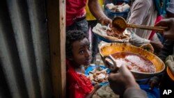 Të zhvendosurit nga lufta në Tigray ushqehen me ushqimet e dhuruara nga banorët lokalë të Mekele, në veri të Etiopisë. Maj, 2021. 