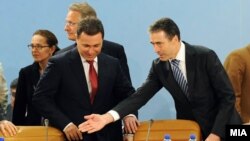 Премиерот Никола Груевски на средба со генералниот секретар на НАТО Андерс Фог Расмусен во Брисел на 25 јануари 2012 година.