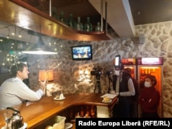 Eugenia Crețu și Nicu Gușan în timpul filmărilor.