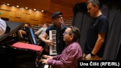 Muzički direktor Dino Šukalo, pijanista Mike del Ferro i njegov kolega harmonikaš Gent Rushi iz Albanije