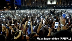 აქციის მონაწილეები საქართველოს პარლამენტის შენობასთან